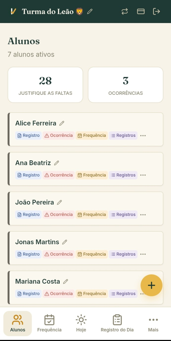 Tela de Alunos do Klass, com resumo de faltas e ocorrências no topo e botões de Registro, Ocorrência, Frequência e Registros para cada aluno